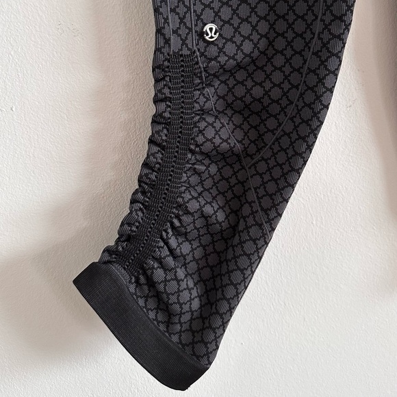 Lululemon in the flow Crop II ruched black diamond printed leggings size 2 - Picture 4 of 6